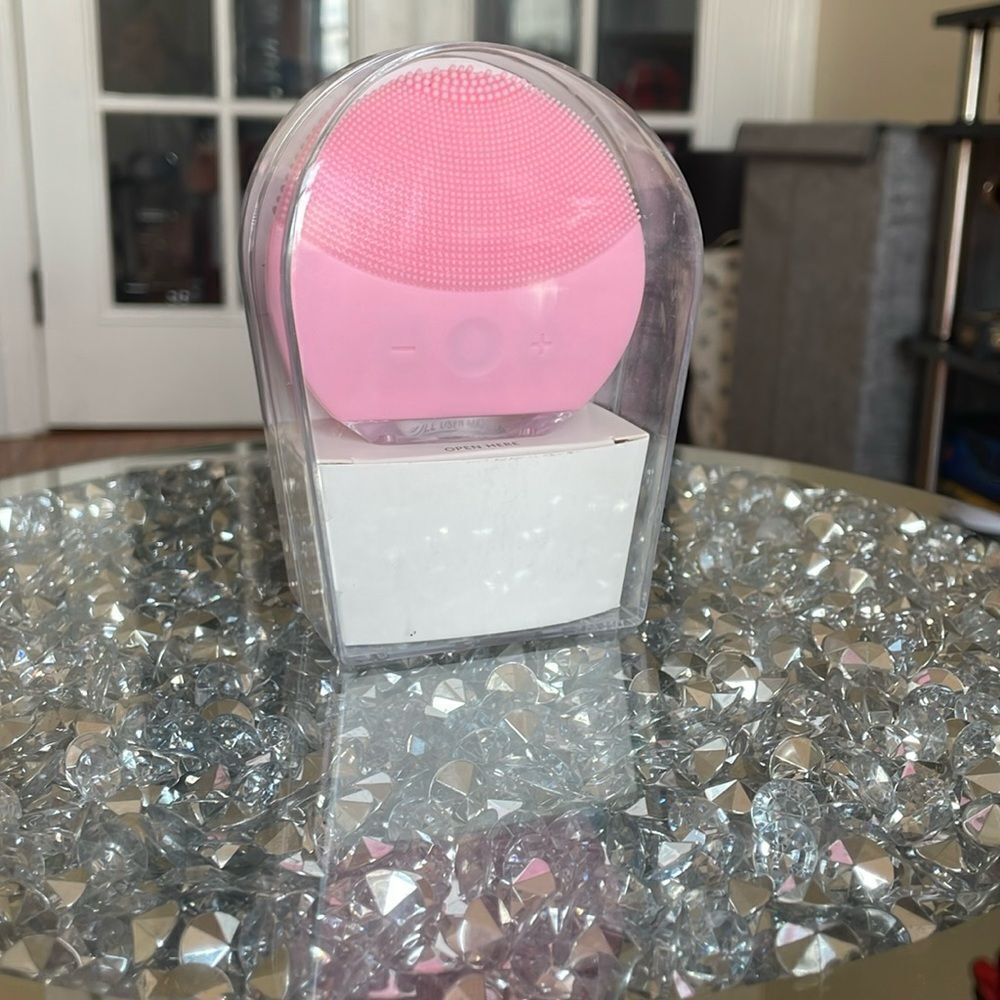 Mini Forever pink pulsating silicone facial scrubbing cleansing brush device